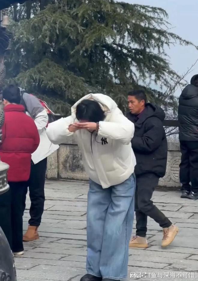 拿香的姿势很标准穿一千多羽绒服被赞美PG麻将胡了2试玩王楚然九华山祈福(图1)